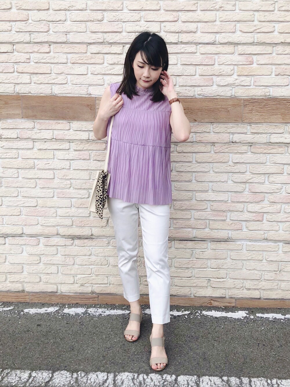 パープル系のシャツ/ブラウス、ホワイト系のその他パンツ、ベージュ系のサンダルを着用したレディースの夏コーディネートの1枚目の写真