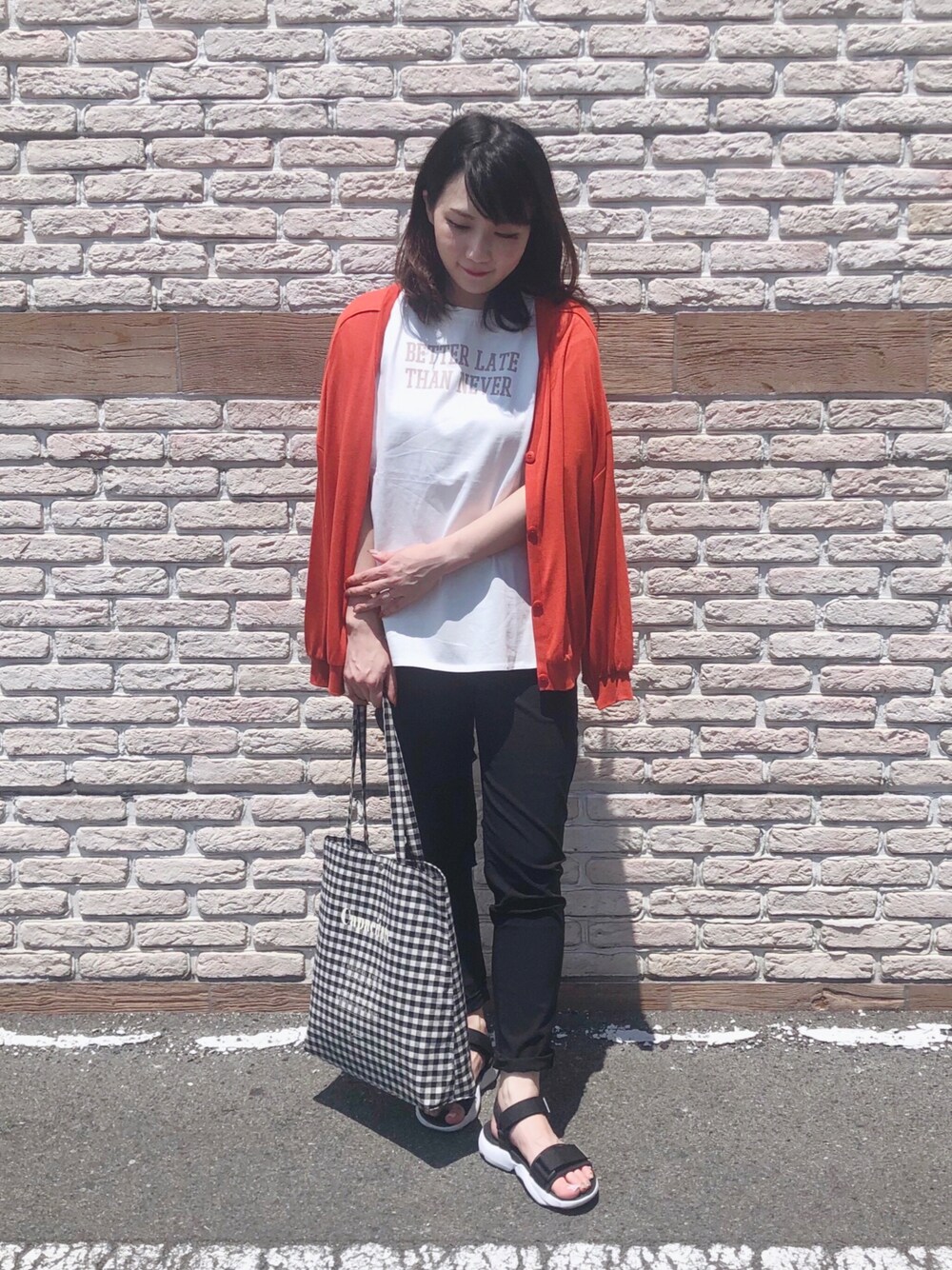 ブラック系のその他パンツ、ホワイト系のTシャツ/カットソー、ブラック系のサンダルを着用したレディースの夏コーディネートの1枚目の写真