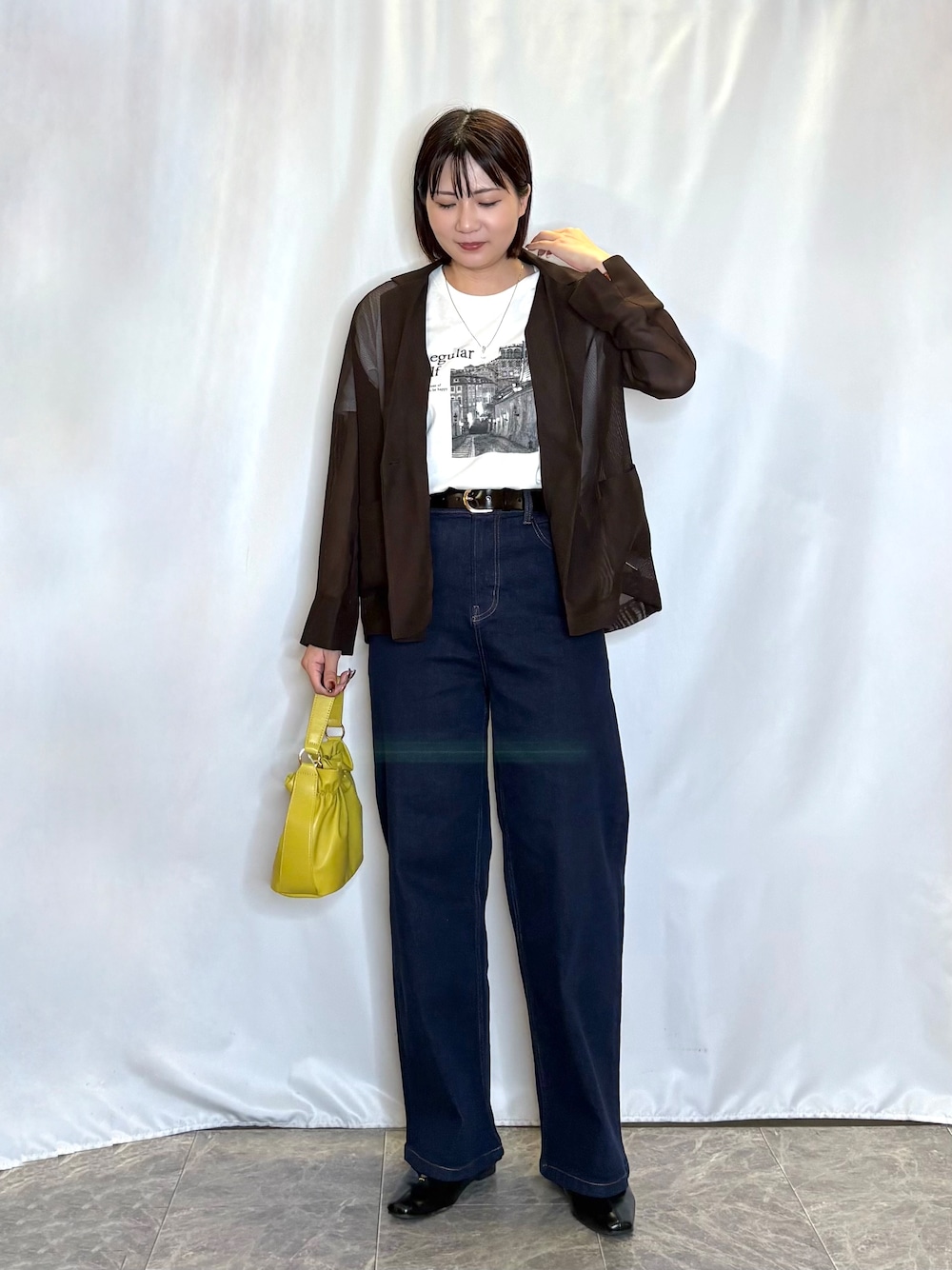 ブラウン系のテーラードジャケット、ホワイト系のTシャツ/カットソー、ブルー系のデニムパンツを着用したレディースの秋コーディネートの1枚目の写真
