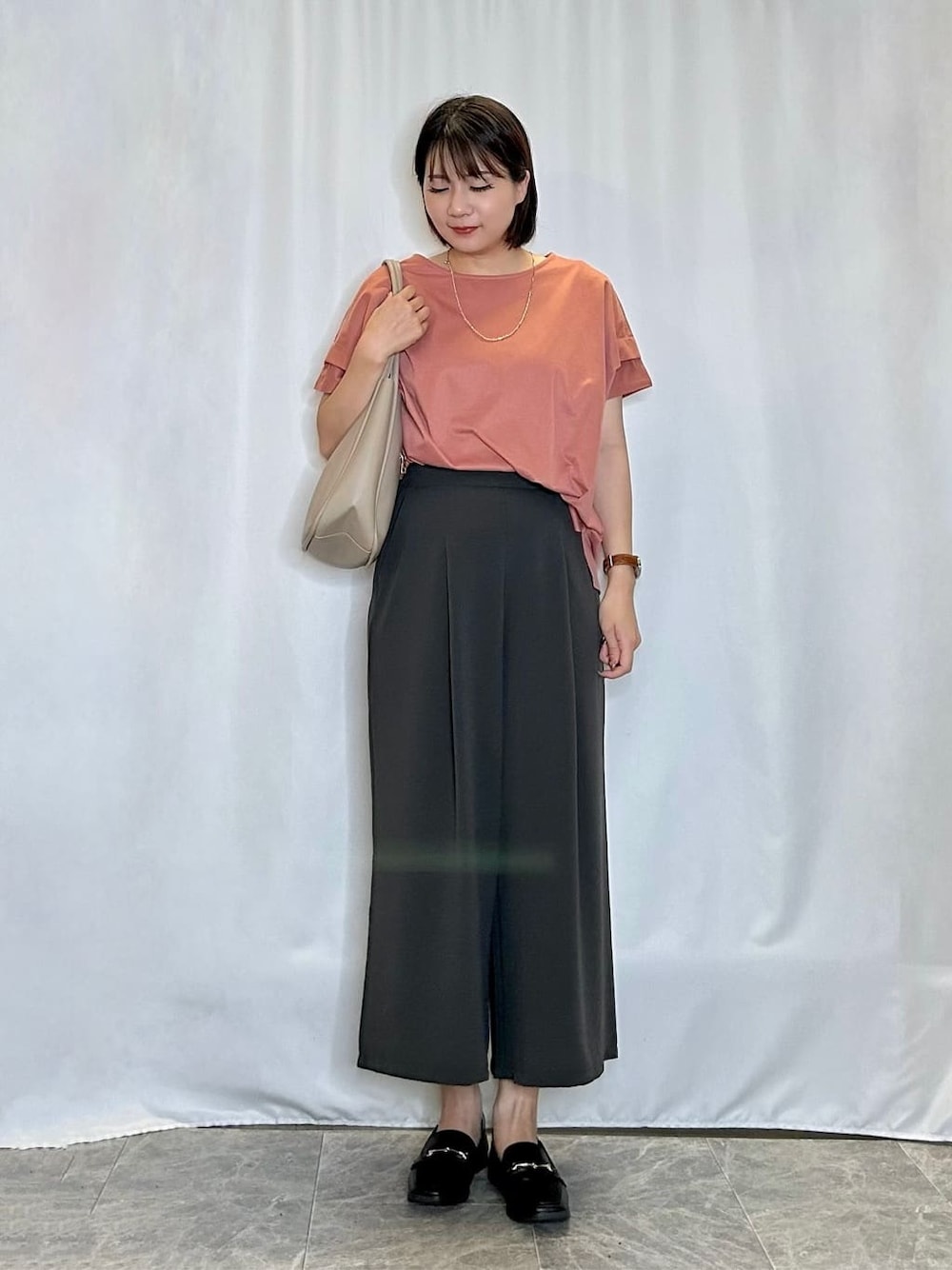 オレンジ系のTシャツ/カットソー、グレー系のその他パンツ、ブラック系のその他シューズを着用したレディースの夏コーディネートの1枚目の写真