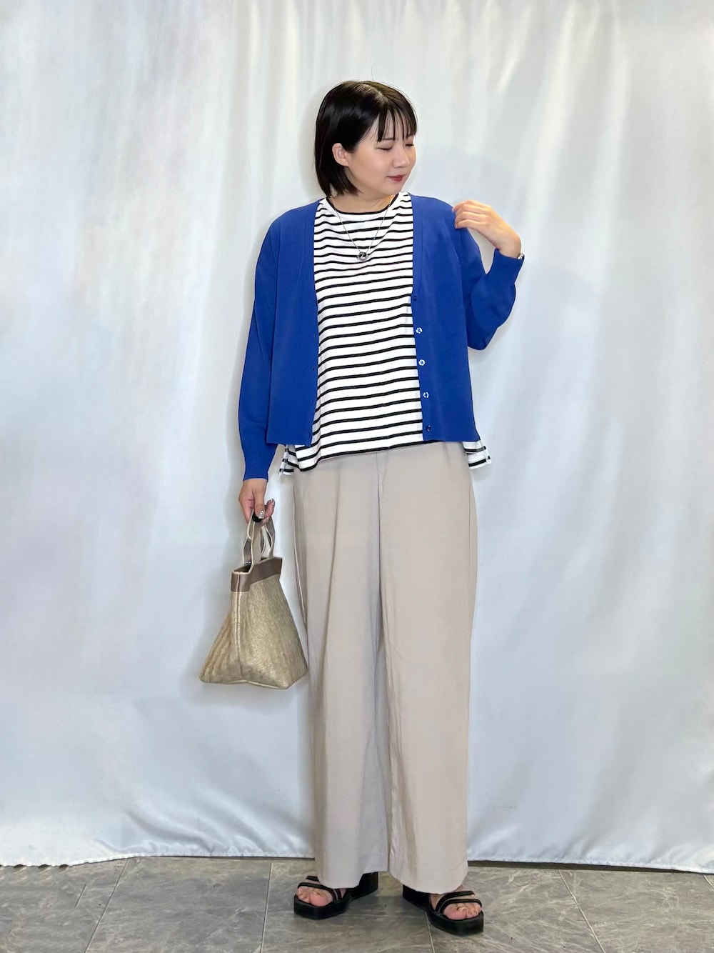 ブルー系のカーディガン/ボレロ、ホワイト系のTシャツ/カットソー、ベージュ系のその他パンツを着用したレディースの夏コーディネートの1枚目の写真
