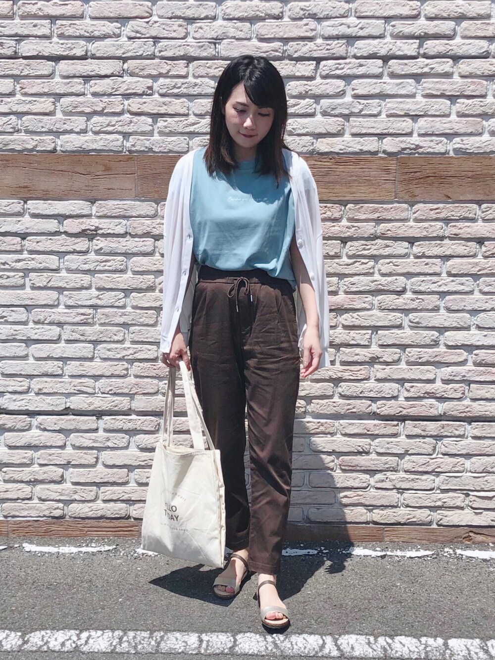 ブルー系のTシャツ/カットソー、ホワイト系のカーディガン/ボレロ、ゴールド系のサンダルを着用したレディースの夏コーディネートの1枚目の写真