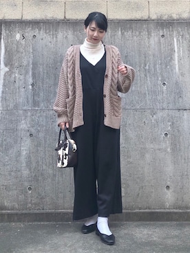 「ケーブルカーディガン」｜「アイテム（サロペット/オーバーオール）」を使った、ネリさん（レディース・162cm）の冬コーディネート