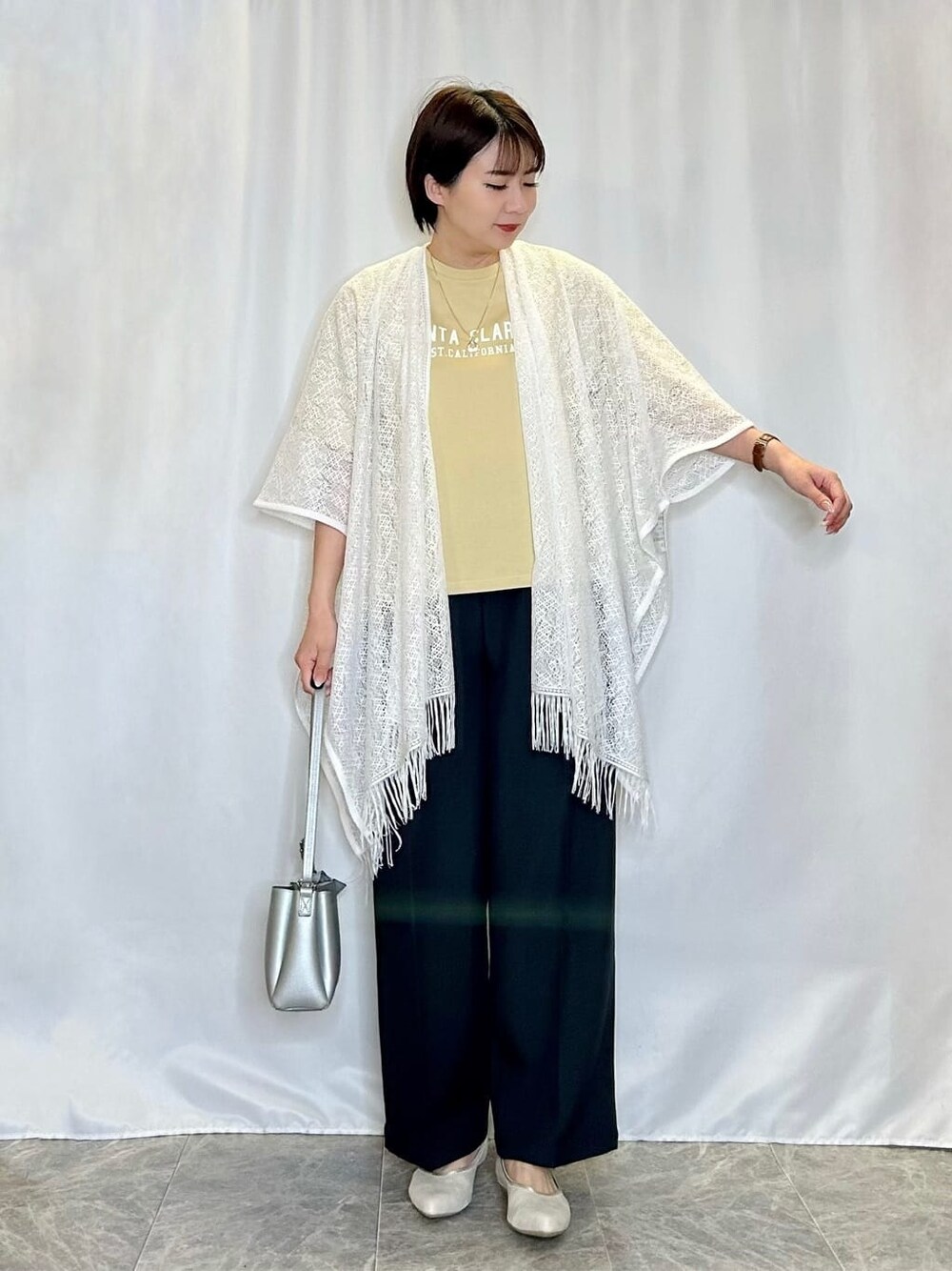 イエロー系のTシャツ/カットソー、グレー系のその他パンツ、ゴールド系のその他シューズを着用したレディースの春コーディネートの1枚目の写真