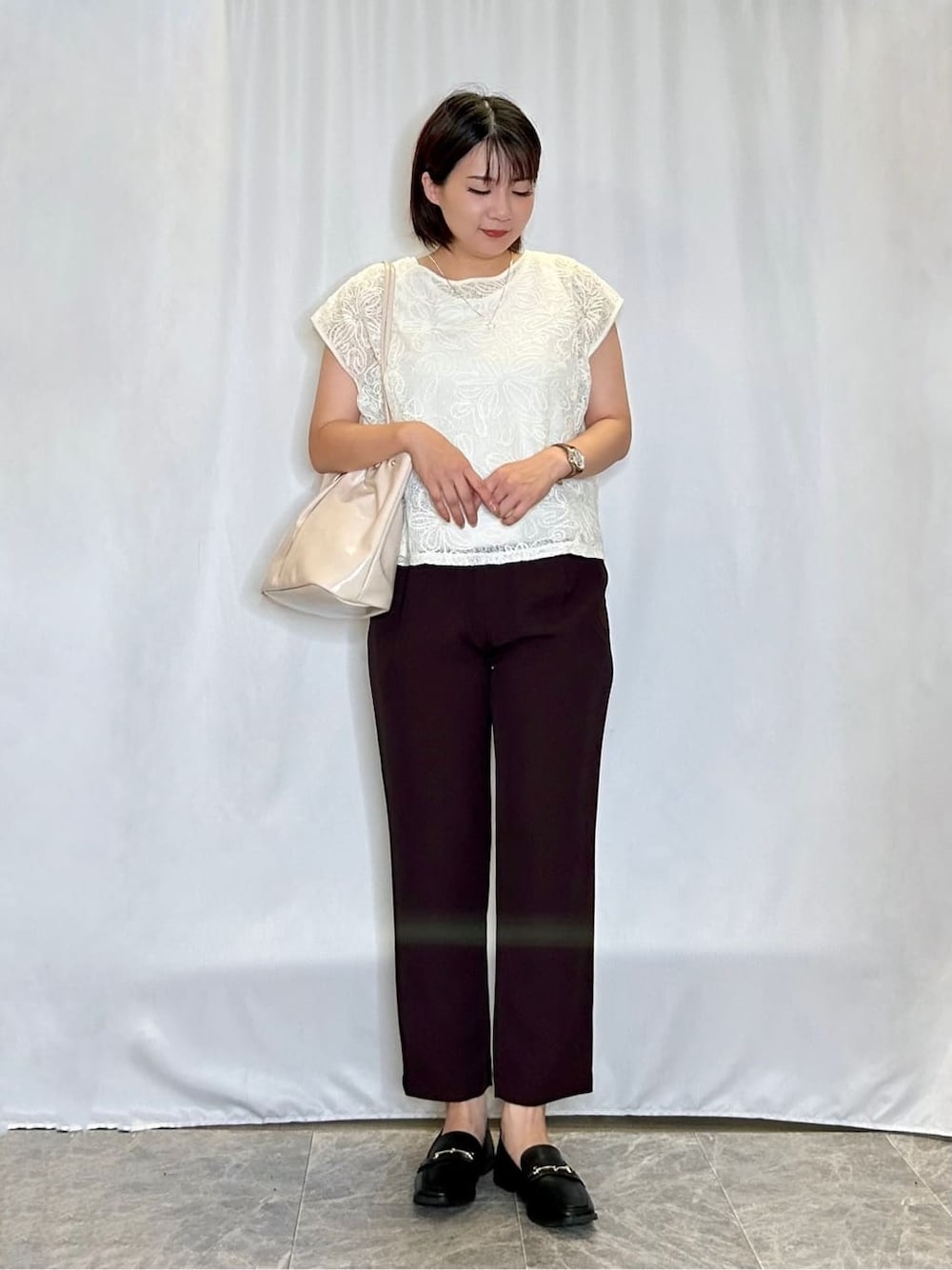 ホワイト系のその他トップス、ブラウン系のその他パンツ、ブラック系のその他シューズを着用したレディースの夏コーディネートの1枚目の写真