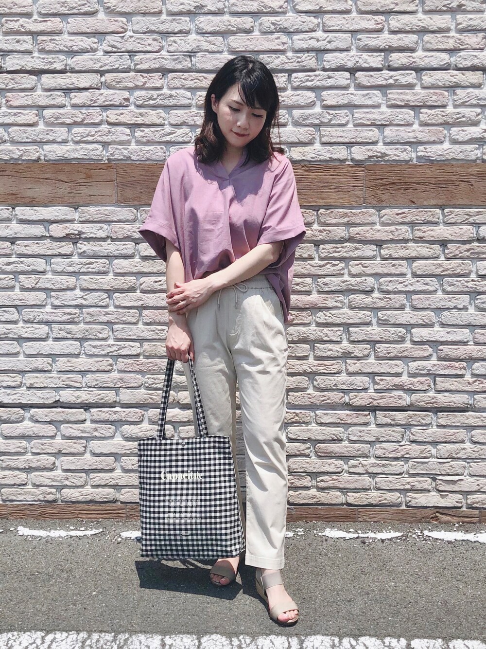 ピンク系のシャツ/ブラウス、ホワイト系のその他パンツ、ベージュ系のサンダルを着用したレディースの夏コーディネートの1枚目の写真