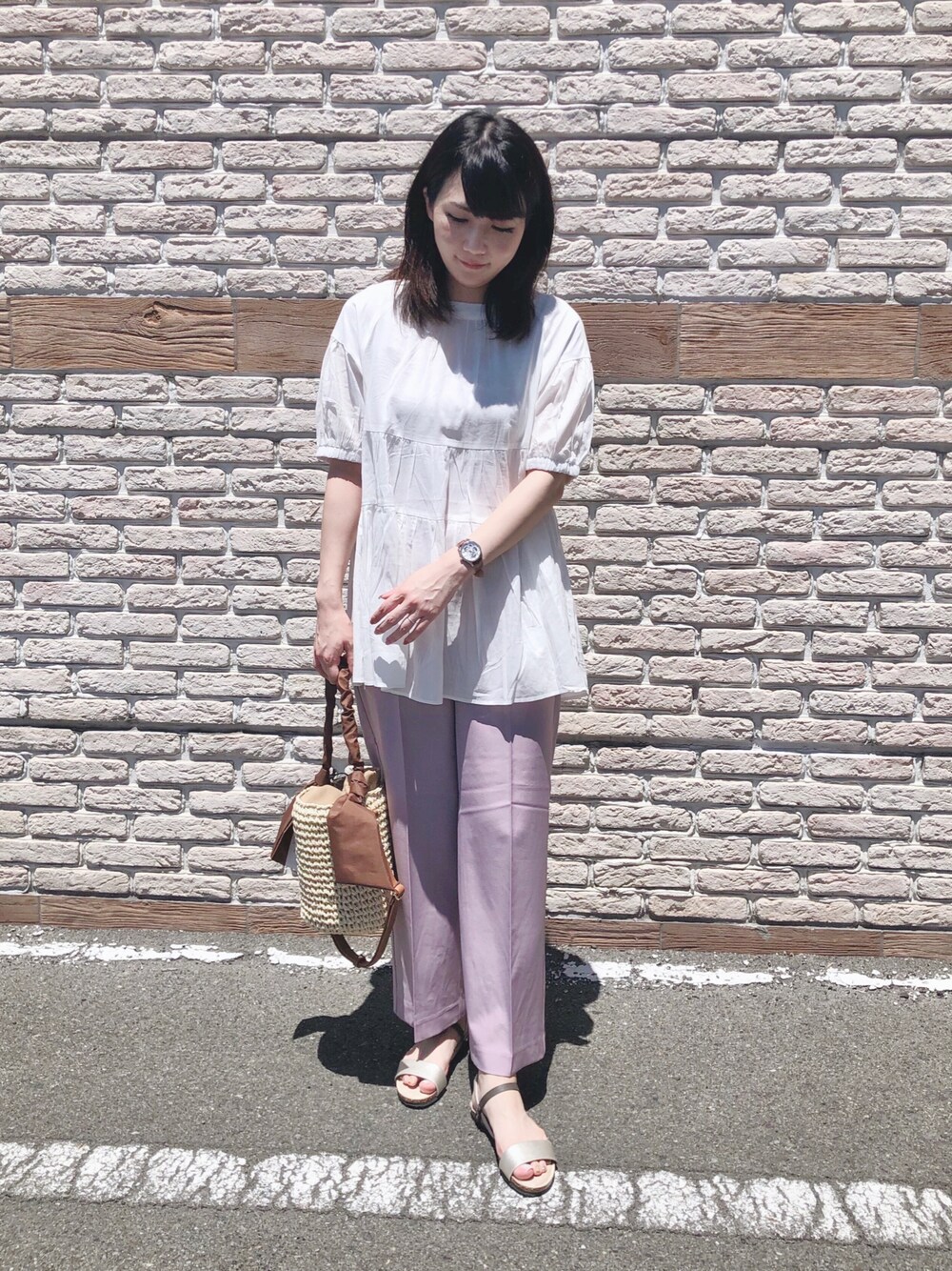 ブラウン系のトートバッグ、ピンク系のその他パンツ、ゴールド系のサンダルを着用したレディースの夏コーディネートの1枚目の写真