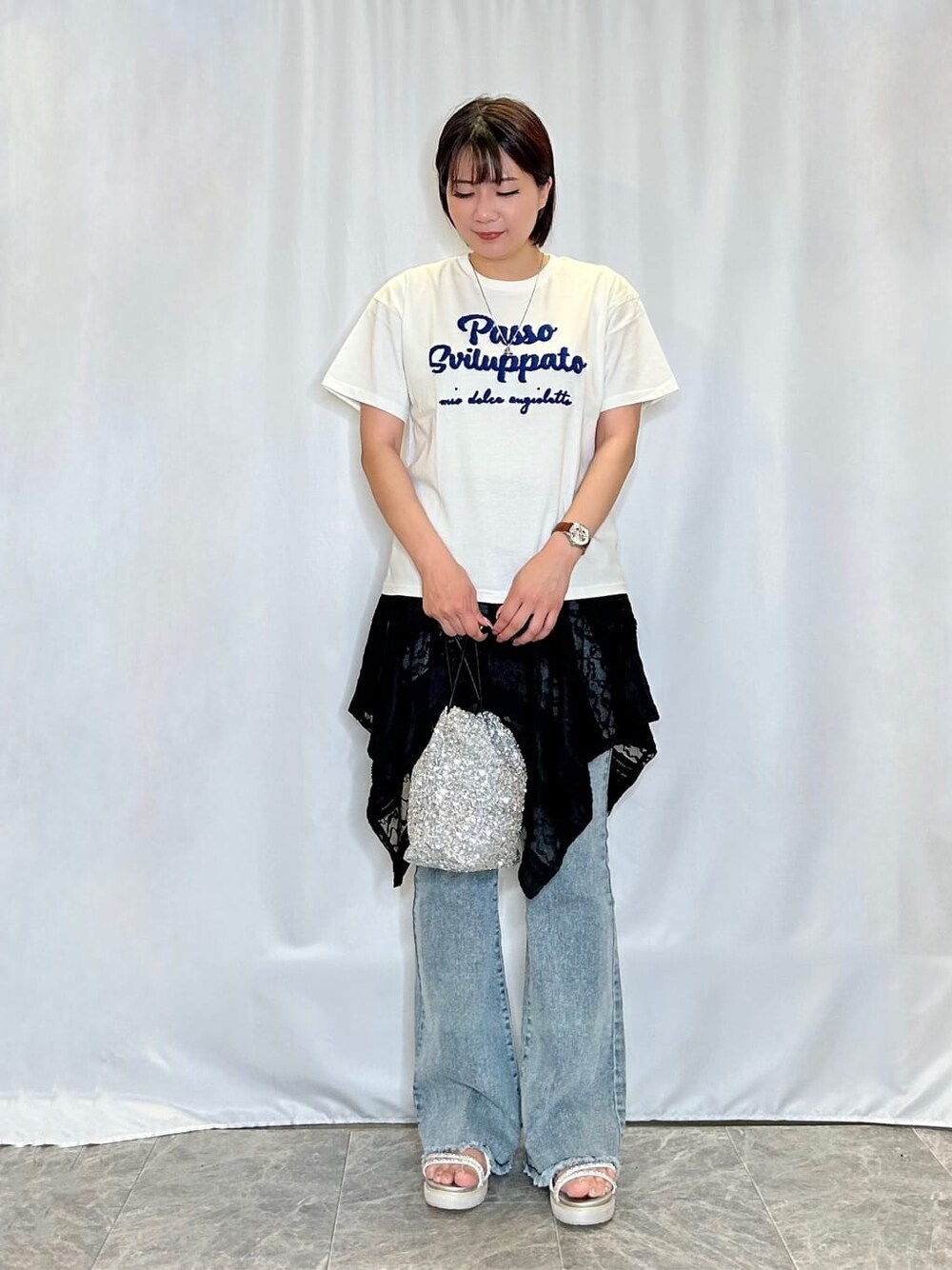 ホワイト系のTシャツ/カットソー、ブラック系のタンクトップ、ブルー系のデニムパンツを着用したレディースの夏コーディネートの1枚目の写真