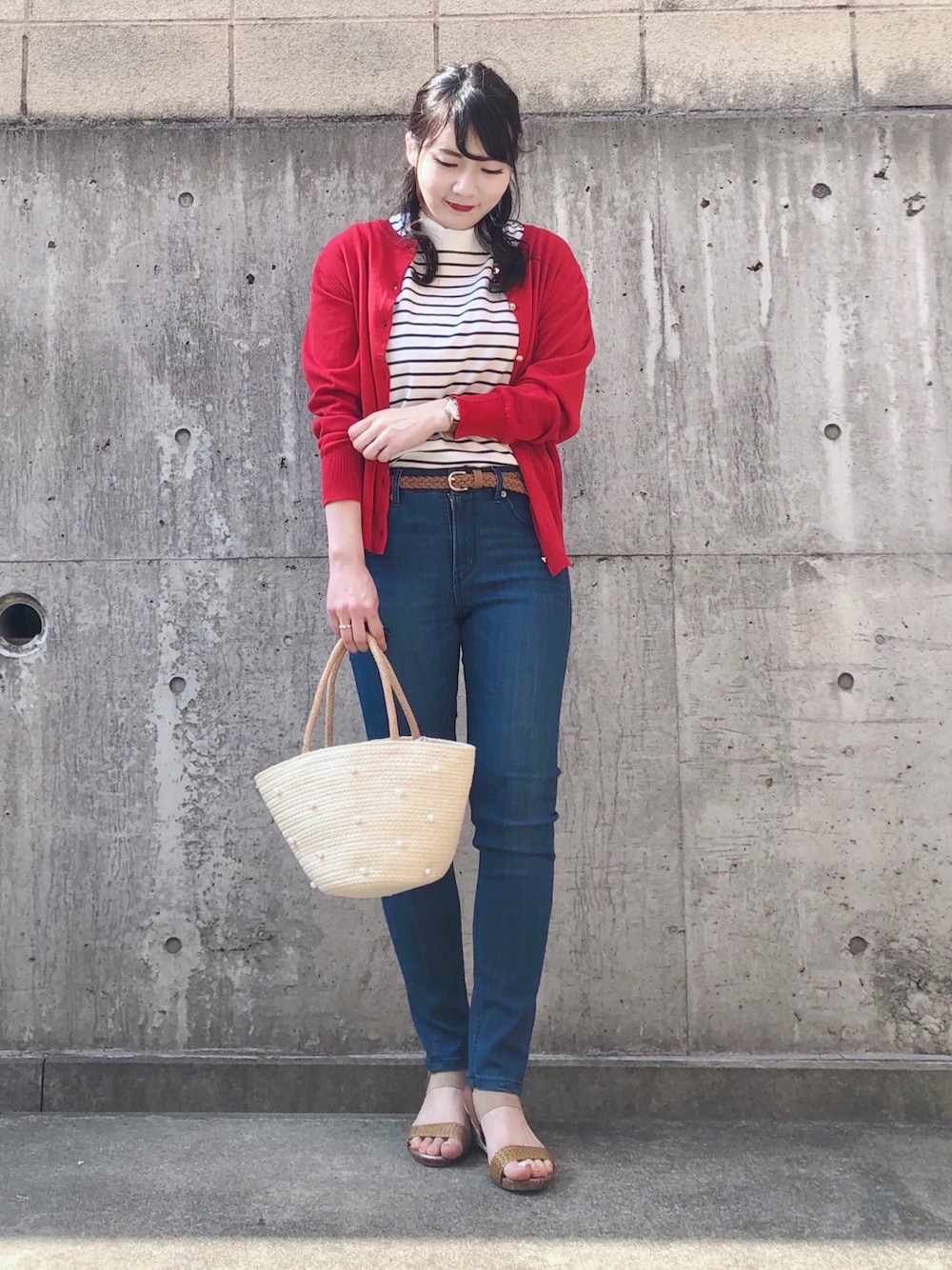 ブルー系のその他パンツ、ブラック系のTシャツ/カットソー、レッド系のカーディガン/ボレロを着用したレディースの春コーディネートの1枚目の写真