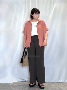 「SHOO・LA・RUE（シューラルー）の【ひんやり/洗濯機可/S-LL】肩タックとロールアップでこなれ見え デザイン半袖シャツ（シャツ/ブラウス、オレンジ系）」を使った、ネリさん（レディース・162cm）の夏コーディネート