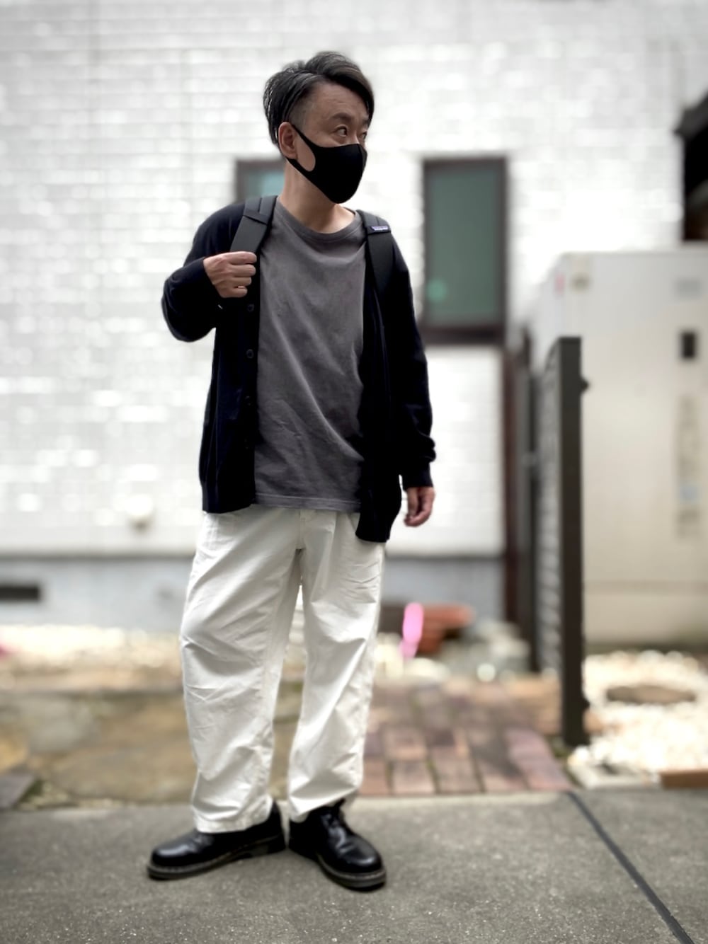 「秋コーデ、カーディガン、白パンツ、ドクターマーチン、モノトーン、休日スタイル、シンプルコーデ、プチプラ、黒リュック、おっさん」｜「GUのアイテム（カーゴパンツ、ホワイト系）」を使った、きのこさん（メンズ・173cm）の秋コーディネートの1枚目の写真