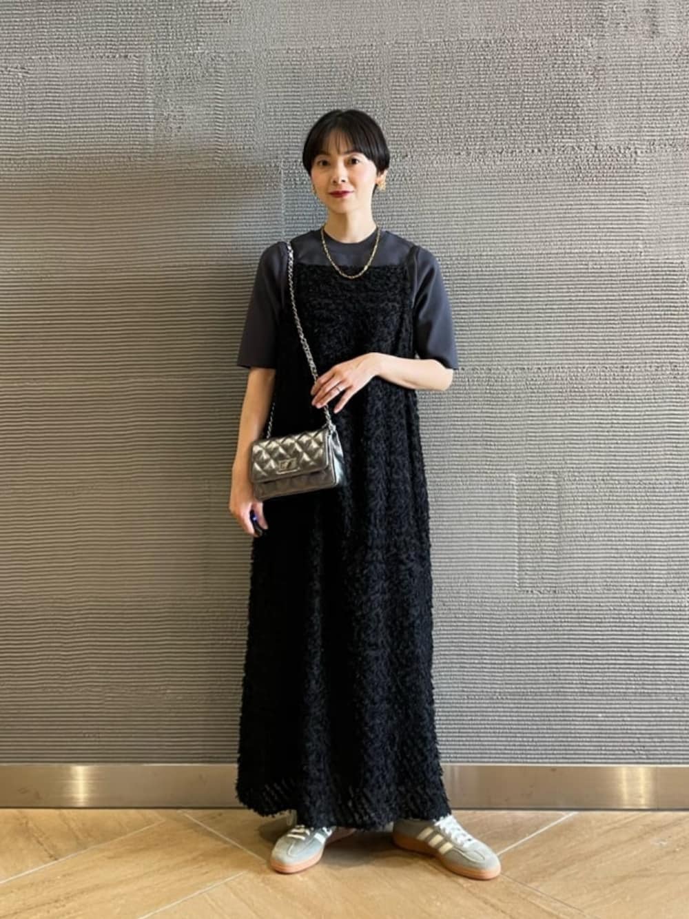 「トレンド、フェミニン、スニーカー、ワンピース、キャミワンピ、キルティングバッグ、秋服、秋コーデ、green label relaxing」｜「green label relaxingのチェーン トグル 3WAY ネックレス（ネックレス、ゴールド系）」を使った、山田（yamada）さん（レディース・150cm）の夏コーディネートの1枚目の写真