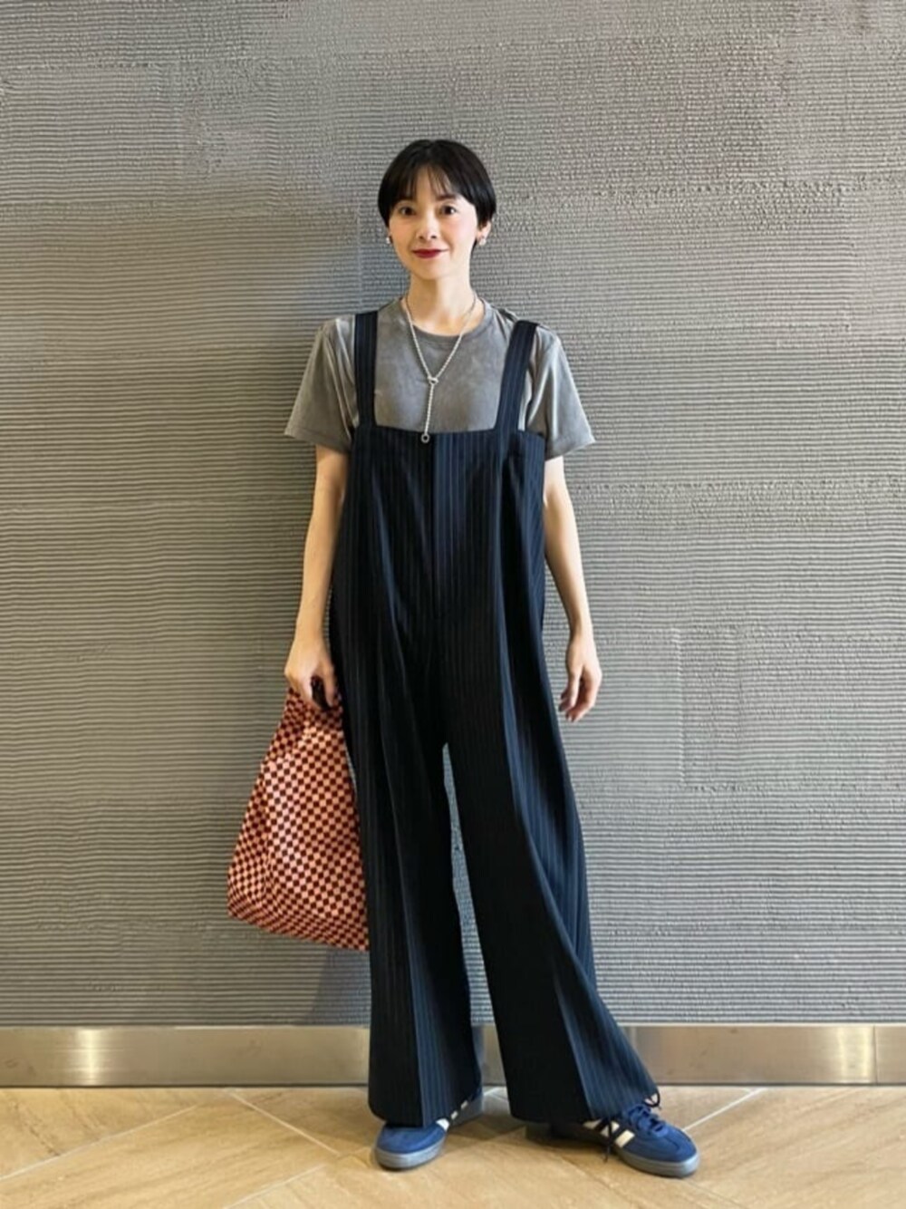 グレー系のTシャツ/カットソー、ブルー系のサロペット/オーバーオール、ブラウン系のエコバッグ/サブバッグを着用したレディースの夏コーディネートの1枚目の写真