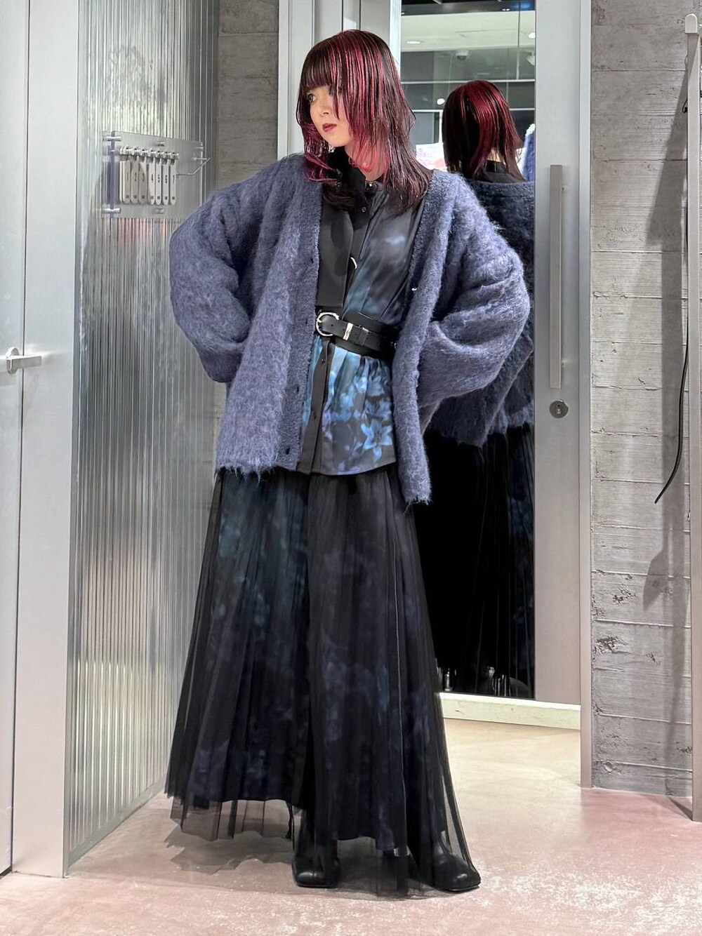 ブラック系のブーツ、ブルー系のスカート、ブルー系のシャツ/ブラウスを着用したレディースの秋コーディネートの1枚目の写真