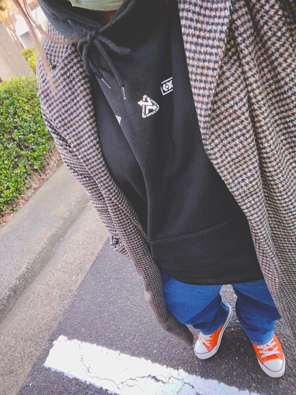 「古着好きな人と繋がりたい、パンツスタイル、カジュアル、チェック柄、チェックコート、apresjourmignon、倖田來未、倖田來未グッズ、パーカー、ヒラキ、コンバース風、ボーイズライク、153cmコーデ」｜「apres jour mignonのガウンコート【ZOZOTOWN限定アイテム】★20AW（チェスターコート、ブラウン系）」を使った、かなやんさん（レディース・153cm）の冬コーディネートの1枚目の写真