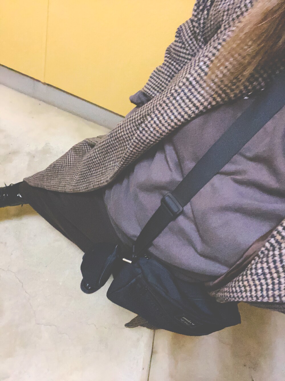「きれいめカジュアル、セットアップ、チェック柄、チェックコート、ロングコート、スエットコーデ、wcloset、apresjourmignon、153cmコーデ」｜「w closetのロゴ刺繍ビッグプルオーバー（スウェット、ブラック系）」を使った、かなやんさん（レディース・153cm）の冬コーディネートの1枚目の写真