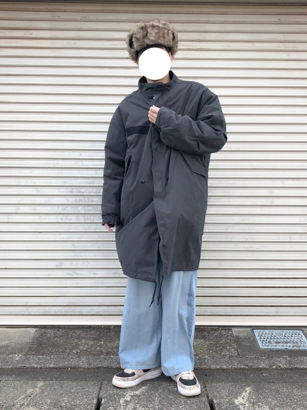 「フライトキャップ、M65、ミリタリーコーデ、スニーカー、カジュアルコーデ、休日コーデ、シンプル、メンズコーデ、ワイドデニム、アースカラー」｜「remerの【M65】loose military coat (3WAY) / M65ルーズミリタリーコート（その他アウター、グレー系）」を使った、りゅうさん（メンズ・172cm）の春コーディネートの1枚目の写真