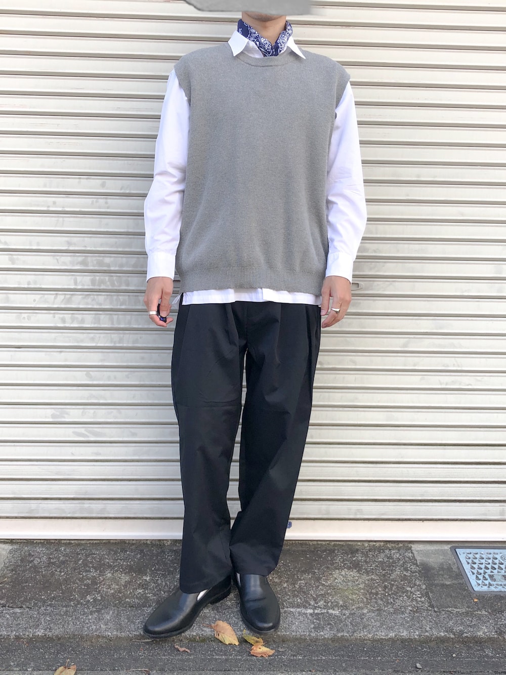 「だから秋服が好き、秋コーデ、秋トレンド2021、ニットベスト、ベスト、ベスト×シャツ、シャツスタイル、モノトーン、ZOZOブランドディレクター発掘企画、オペラシューズ、モード、スカーフ」｜「WYM LIDNMの【WYM LIDNM】BASIC AZE KNIT VEST（ベスト、グレー系）」を使った、りゅうさん（メンズ・172cm）の秋コーディネートの1枚目の写真