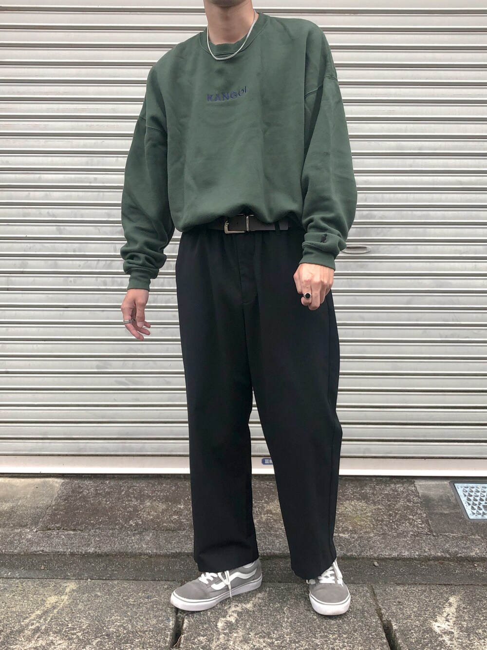 「だから秋服が好き、カーキ、スウェット、秋トレンド2021、ZOZOブランドディレクター発掘企画、シンプル、今日のコーデ、タックイン」｜「KANGOLのWEB限定 KANGOL×FREAK'S STORE/カンゴール 別注ビッグシルエット ロゴ刺繍クルーネックスウェット（スウェット、グリーン系）」を使った、りゅうさん（メンズ・172cm）の秋コーディネートの1枚目の写真