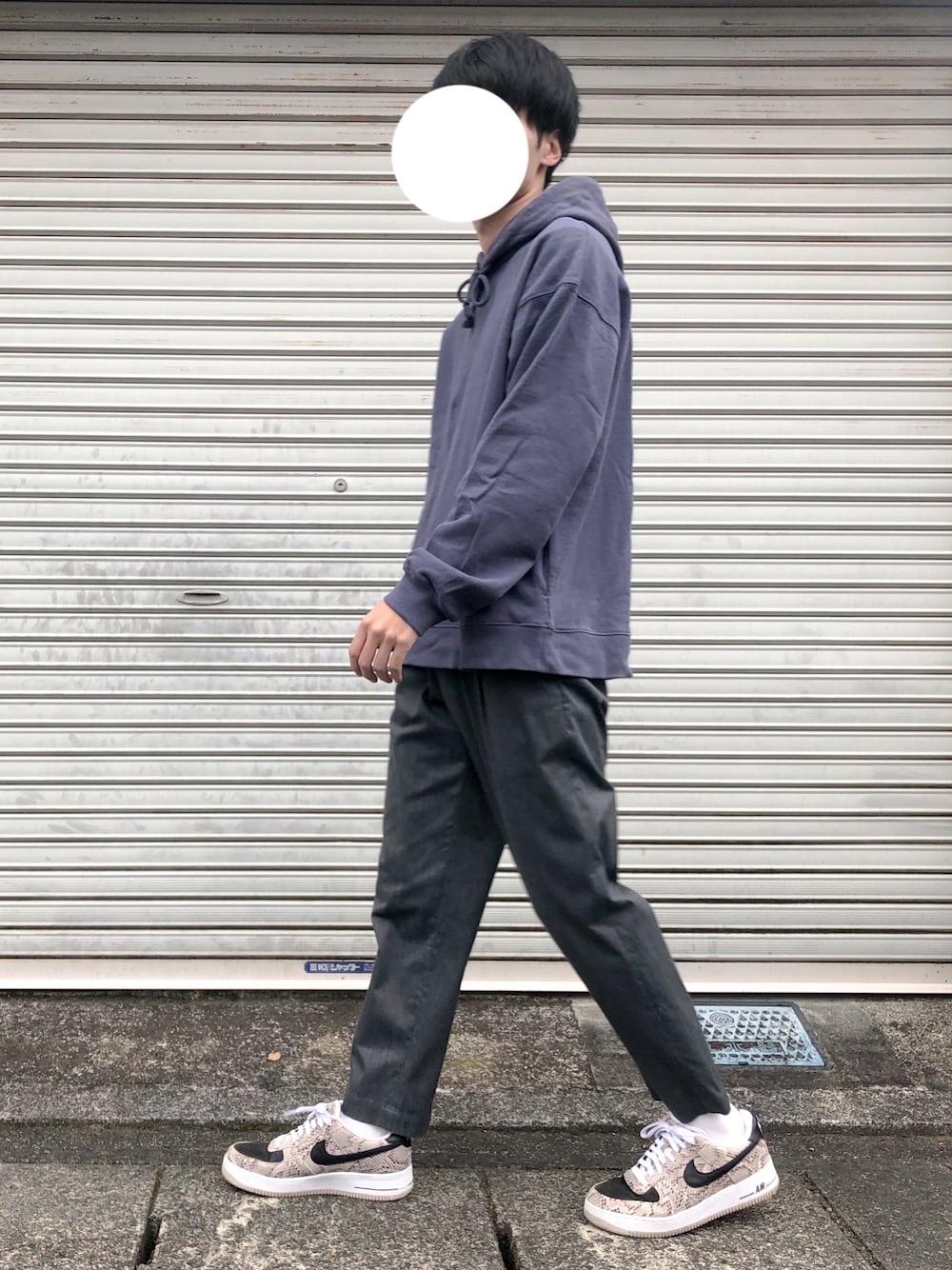 「白スニーカー、パーカー、スラックス、秋のコーデ、冬コーデ、プチプラ、大学生、社会人、きれいめカジュアル」｜「WYM LIDNMの【WYM LIDNM】HEAVY WEIGHT WIDE PARKA（パーカー、ブルー系）」を使った、りゅうさん（メンズ・172cm）の秋コーディネートの1枚目の写真