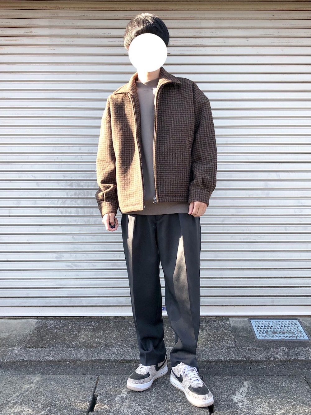 ブラウン系のブルゾン、グレー系のスウェット、グレー系のセットアップを着用したメンズの冬コーディネートの1枚目の写真