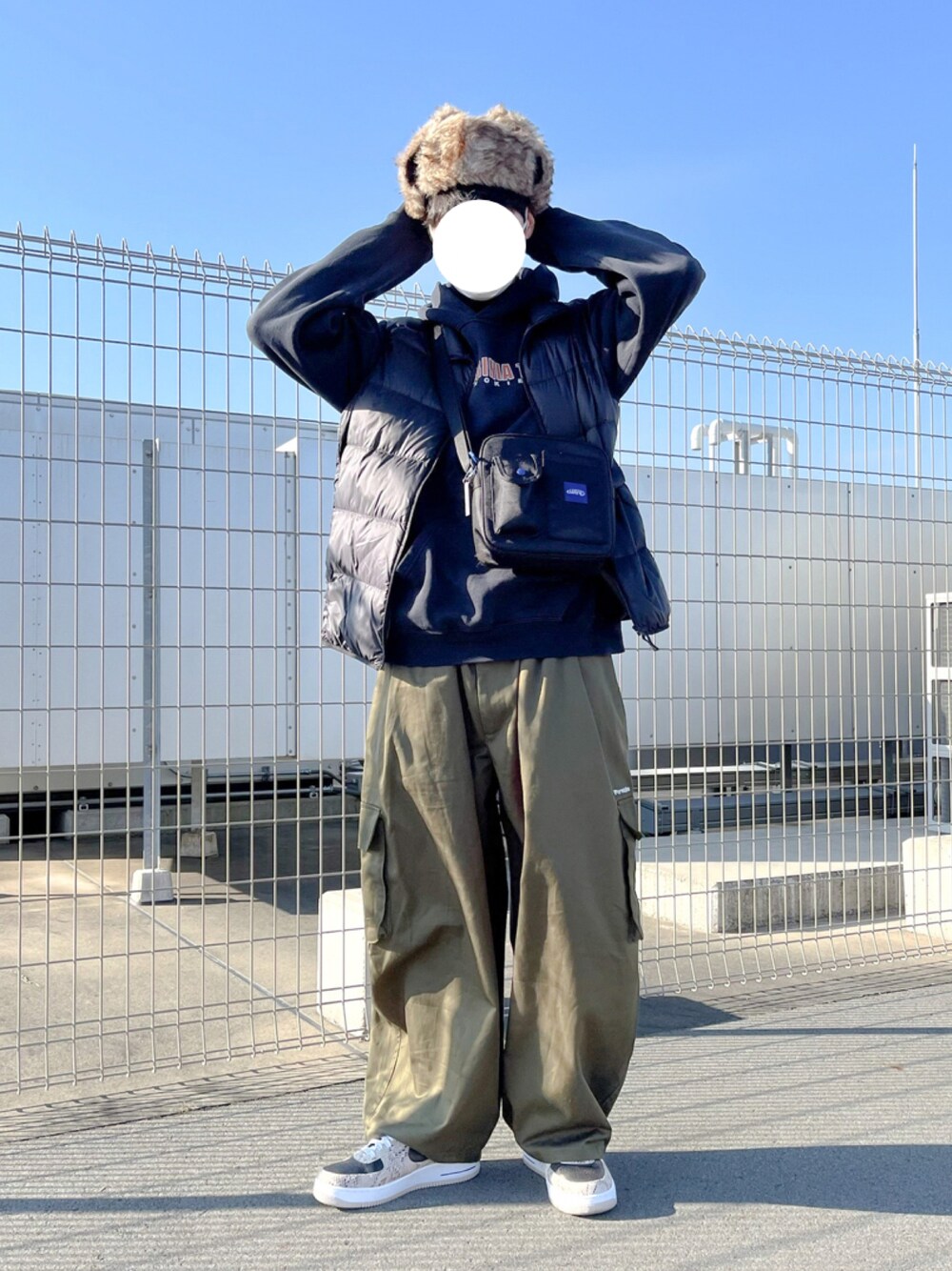 「カジュアルコーデ、ワイドカーゴパンツ、perushu、ペルーシュ、プチプラコーデ、古着MIX、フライトキャップ、ダウンベスト」｜「UNIQLOのウルトラライトダウンベスト（ダウンジャケット/コート、ブラック系）」を使った、りゅうさん（メンズ・172cm）の春コーディネートの1枚目の写真