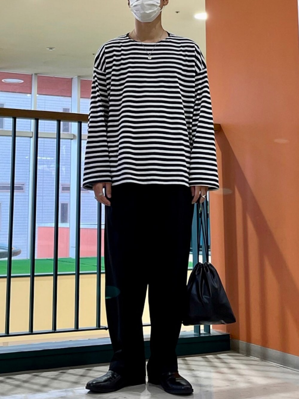 ブラック系のTシャツ/カットソー、グレー系のセットアップ、ブラック系のシューズを着用したメンズの秋コーディネートの1枚目の写真