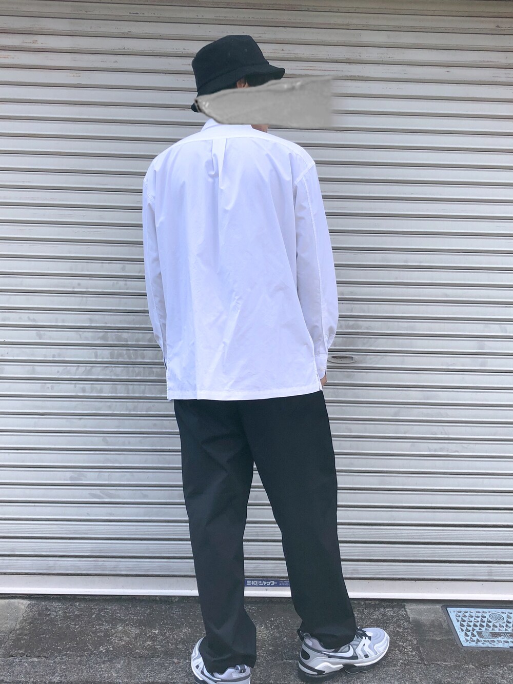 「wearhalloween2021、バケットハット、秋冬コーデ、秋服、シャツスタイル、スニーカー、きれいめカジュアル、ストリート、ストリートMIX、モノトーン、モード」｜「FRUIT OF THE LOOMの【FRUIT OF THE LOOM(フルーツ オブ ザ ルーム)】別注コーデュロイバケットハット（ハット、ブラック系）」を使った、りゅうさん（メンズ・172cm）の秋コーディネートの1枚目の写真