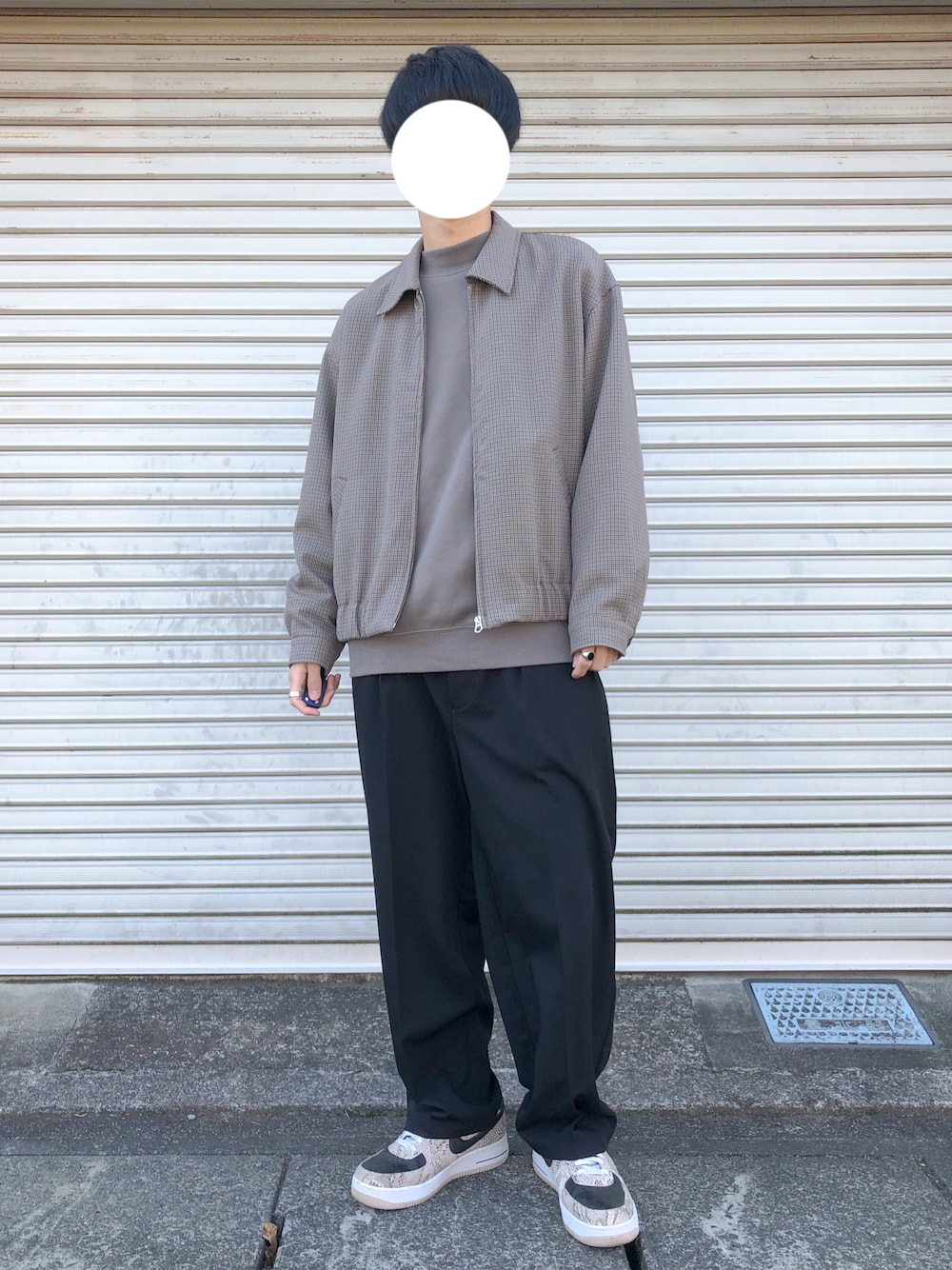 「秋冬コーデ、休日コーデ、冬コーデ、ショートブルゾン、スラックス、チェック」｜「GUのアイテム（スウェット、グレー系）」を使った、りゅうさん（メンズ・172cm）の冬コーディネートの1枚目の写真