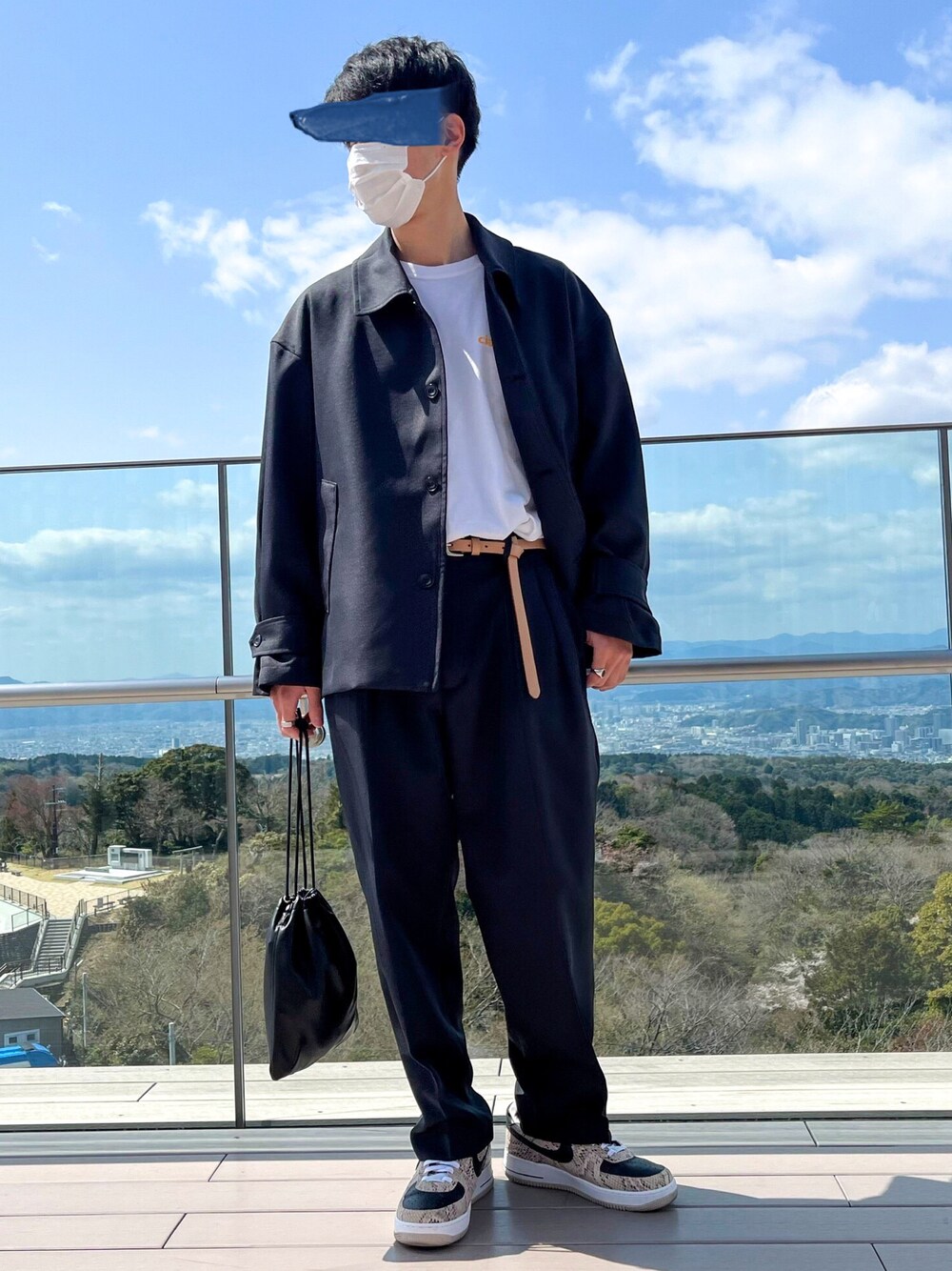「はじめましてコーデ、春、セットアップ、セットアップスタイル、ベルト、スニーカー、NIKE、AIR FORCE 1、巾着バッグ」｜「WYM LIDNMの【WYM LIDNM】SHORT MACKIN SET-UP（セットアップ、グレー系）」を使った、りゅうさん（メンズ・172cm）の春コーディネートの1枚目の写真
