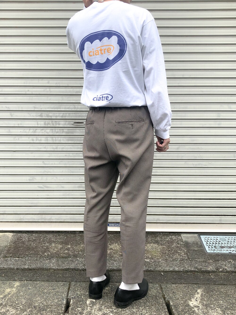 「タックイン、秋のコーデ、ciatre、シンプル、アンクルパンツ、チェック、バックプリント、モード、きれいめカジュアル、白Tシャツ」｜「ciatreのアイテム（Tシャツ/カットソー、ホワイト系）」を使った、りゅうさん（メンズ・172cm）の秋コーディネートの1枚目の写真