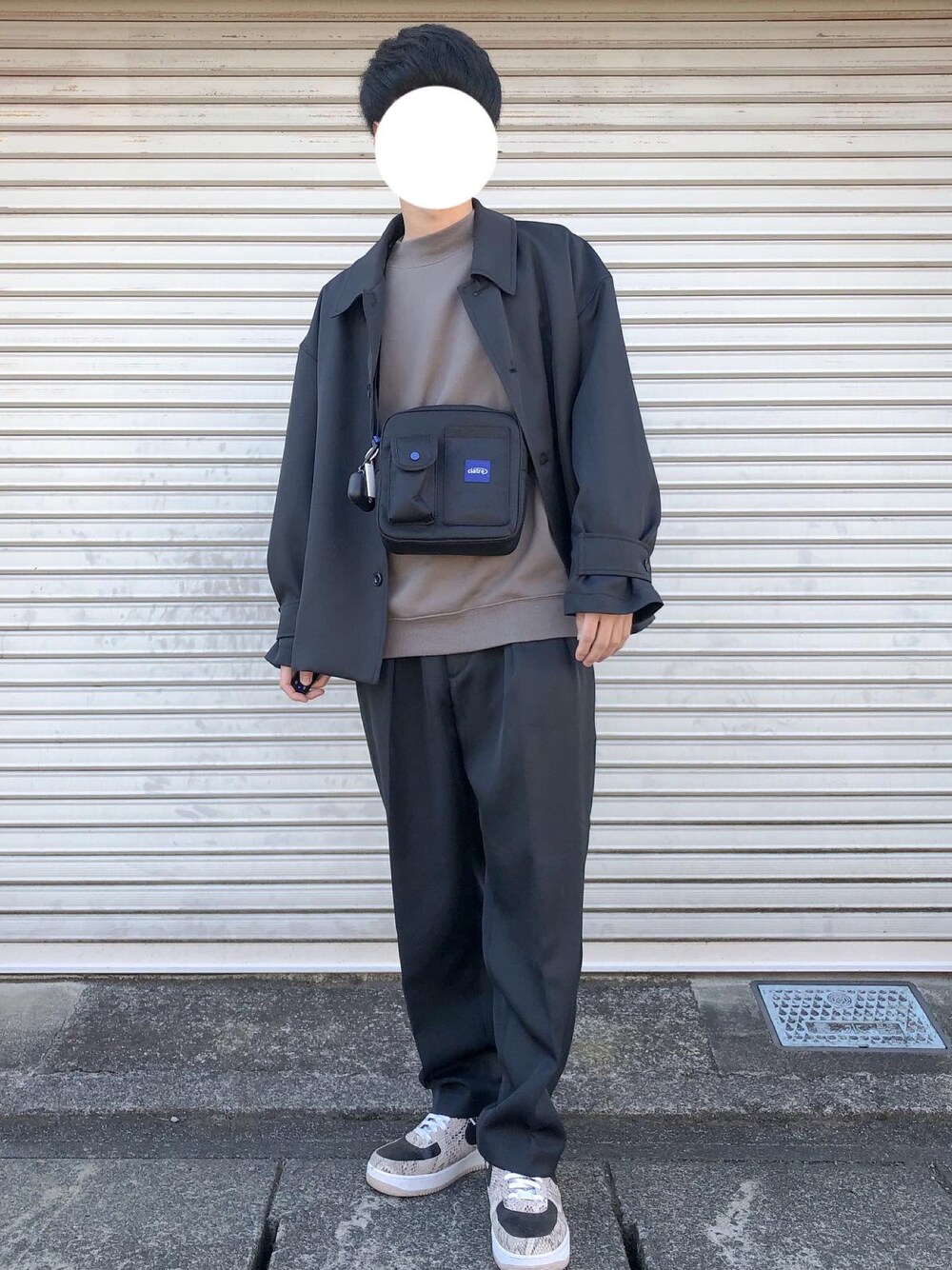 「セットアップ、秋冬コーデ、休日スタイル、シンプル、スウェット、モックネック、きれいめカジュアル、カジュアル、モード、スニーカー、学生、社会人」｜「GUのアイテム（スウェット、グレー系）」を使った、りゅうさん（メンズ・172cm）の秋コーディネートの1枚目の写真
