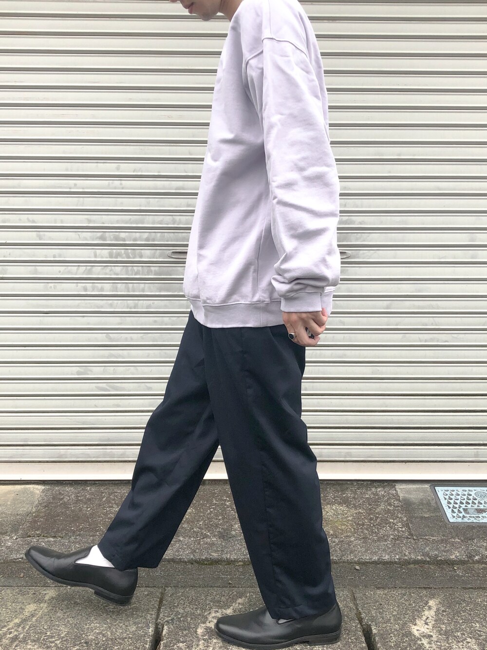 「wearhalloween2021、スウェット、ワイドパンツ、シンプル、モード、ライトパープル、休日コーデ、オトナカジュアル、キレイめ、社会人」｜「WYM LIDNMの【WYM LIDNM】HEAVY WEIGHT WIDE SWEAT（スウェット、パープル系）」を使った、りゅうさん（メンズ・172cm）の秋コーディネートの1枚目の写真