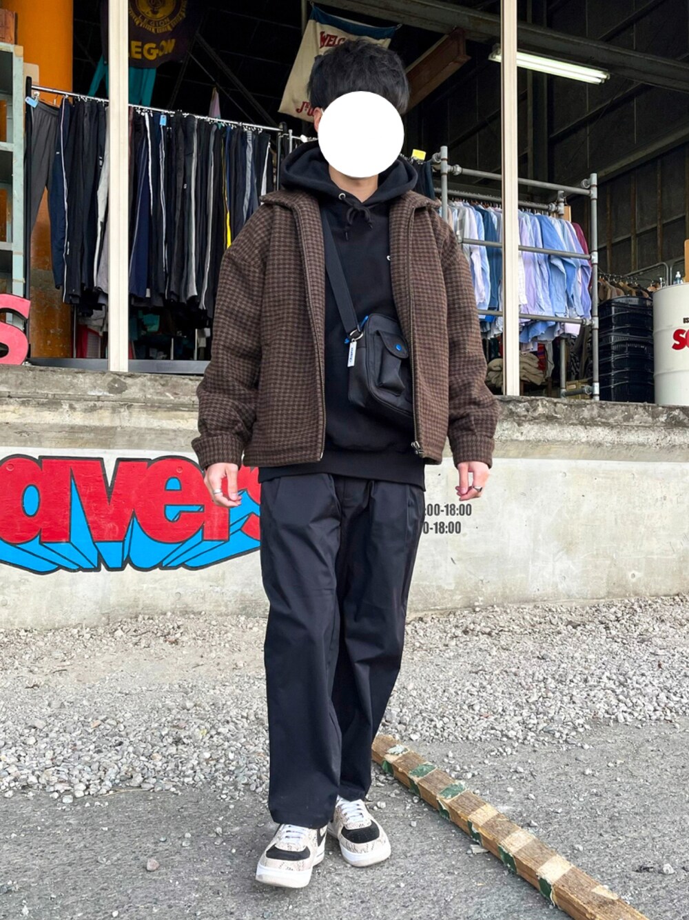 「シンプル、カジュアル、休日コーデ、メンズコーデ、ブルゾン、ブラックコーデ、スラックスパンツ、スラックス、カジュアルコーデ、パーカー、パーカーコーデ」｜「ciatreのアイテム（パーカー、ブラック系）」を使った、りゅうさん（メンズ・172cm）の春コーディネートの1枚目の写真