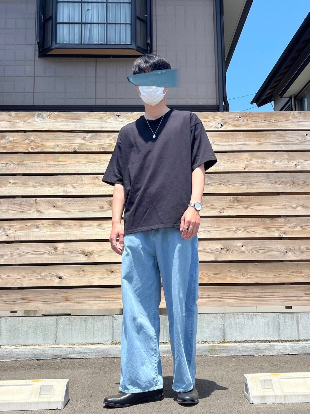 「真夏のアクティブスタイル、リラックススタイル、オーバーサイズ、ワイドパンツ、シンプルコーデ、デニムパンツ」｜「SENSE OF PLACE by URBAN RESEARCHのサイドラインアンクルワイドデニム（デニムパンツ、ブルー系）」を使った、りゅうさん（メンズ・172cm）の夏コーディネートの1枚目の写真