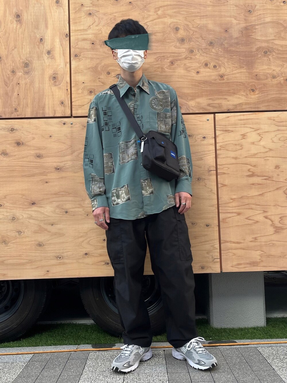 「柄シャツ、柄シャツコーデ、春服、春コーデ、カーゴパンツ、カーゴパンツコーデ、カジュアル、カジュアルコーデ、New Balance、休日コーデ」｜「ciatreのアイテム（ボディバッグ/ウエストポーチ、ブラック系）」を使った、りゅうさん（メンズ・172cm）の春コーディネートの1枚目の写真