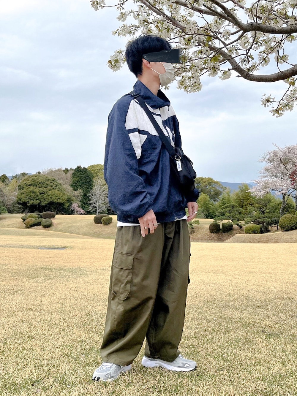 「はじめましてコーデ、春、ナイロンジャケット、reebok、バルーンパンツ、カジュアルコーデ、ストリートコーデ、ビックシルエット、New Balance」｜「Reebokの【ヴィンテージ古着】Reebok/リーボック フルジップ ナイロンジャケット（ナイロンジャケット、ブルー系）」を使った、りゅうさん（メンズ・172cm）の春コーディネートの1枚目の写真