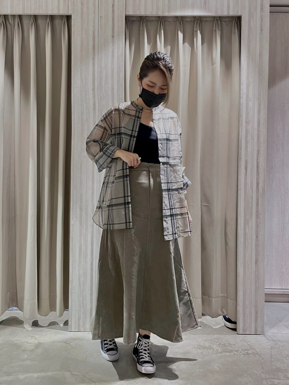 「CONVERSEのアイテム（スニーカー、ブラック系）」を使った、Chia Shan Hoさん（レディース・162cm）の夏コーディネートの1枚目の写真