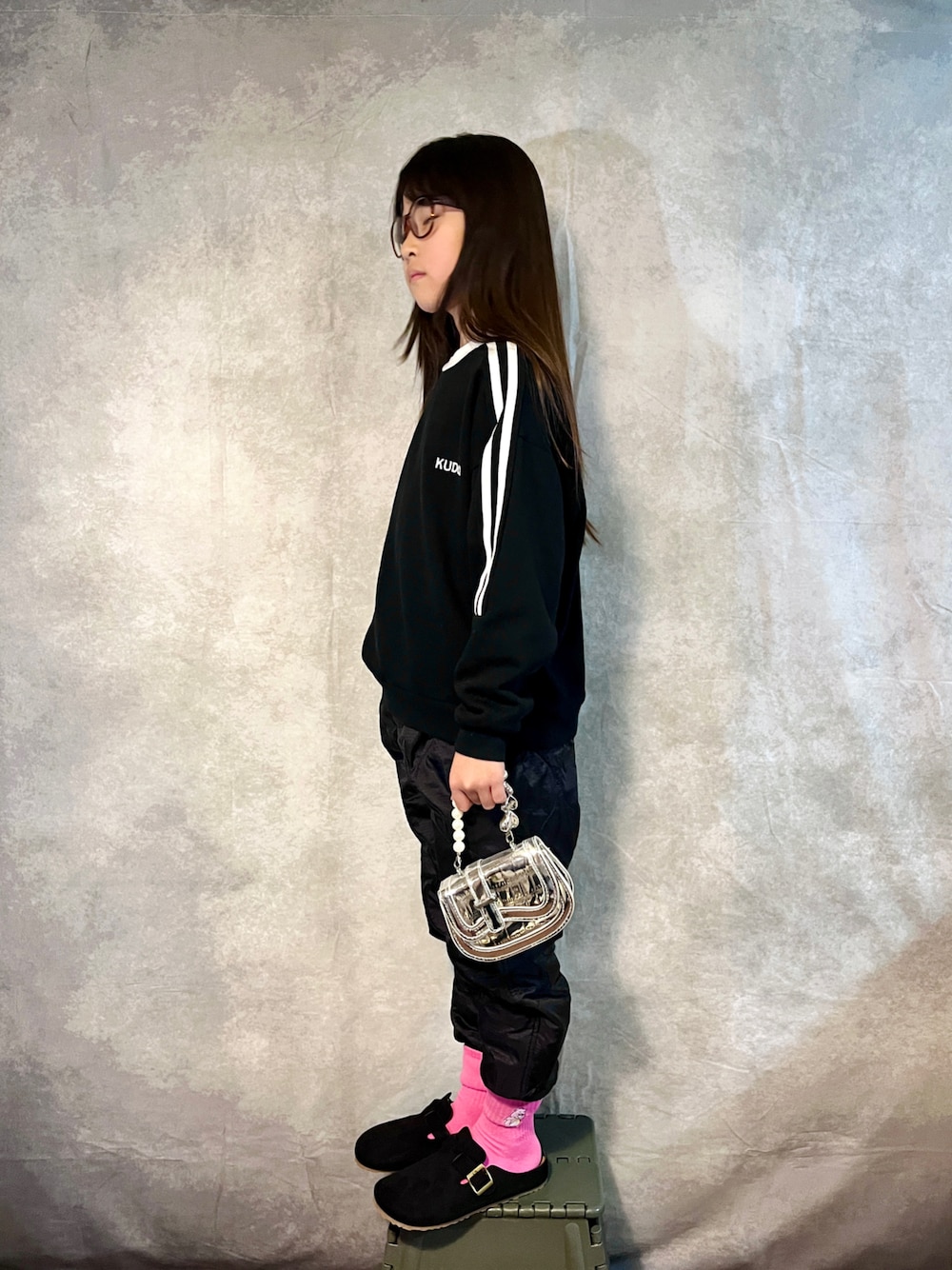 ブラック系のスウェット、ブラック系のその他パンツ、シルバー系のハンドバッグを着用したキッズの秋コーディネートの1枚目の写真