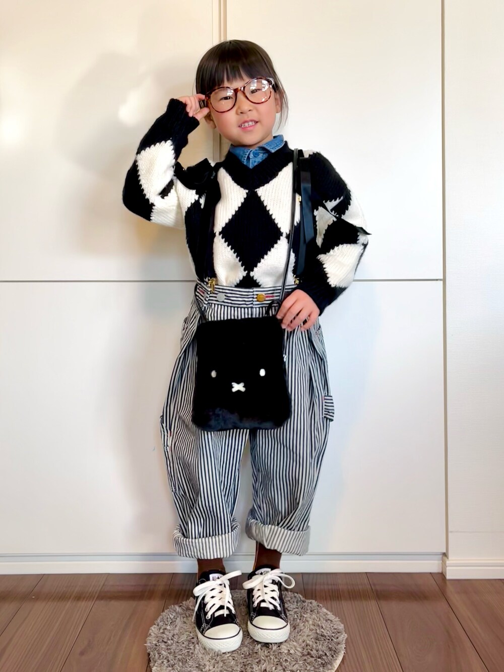 「春コーデ、モノトーンコーデ、レイヤードスタイル、休日スタイル、モノトーンに差し色、タックイン、めがね、ショルダーバッグ、コンバース」｜「devirockのデニム長袖シャツ（シャツ/ブラウス、ブルー系）」を使った、なな✿こうさん（キッズ・110cm）の冬コーディネートの1枚目の写真