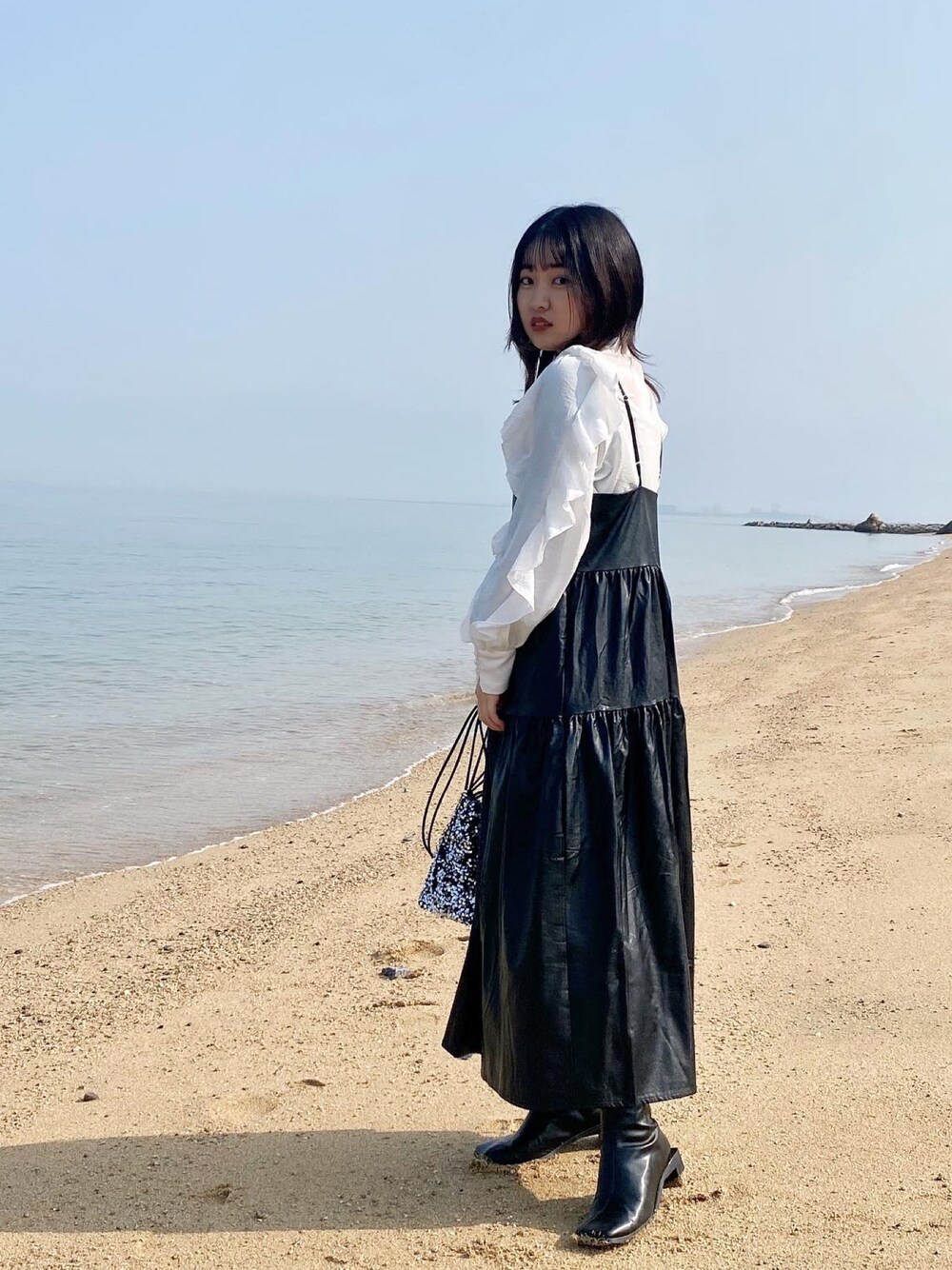 「春服デビュー宣言、春コーデ、フェイクレザー、レザーワンピース、ブラウス、フリルブラウス、フリルトップス、ブーツ、大人かわいい、低身長女子、低身長コーデ、甘辛mix、ガーリー」｜「GRLのアイテム（シャツ/ブラウス、ホワイト系）」を使った、ayaneさん（骨格ウェーブ・レディース・153cm）の春コーディネートの1枚目の写真