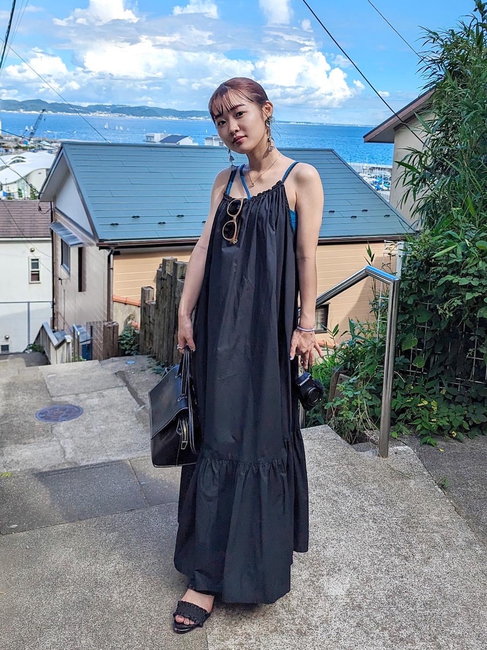 「マキシ丈ワンピース、シンプルコーデ、大人女子、低身長コーデ、リゾートスタイル、骨格ウェーブ、ワンピーススタイル、お出かけコーデ、旅行、キャミソール、夏コーデ、海」｜「FRAY I.Dのフラップミドルボストン（ショルダーバッグ、ブラック系）」を使った、ayaneさん（骨格ウェーブ・レディース・153cm）の秋コーディネートの1枚目の写真