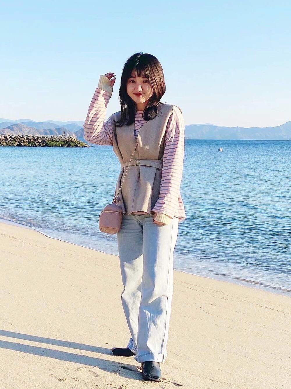 「春服デビュー宣言、春カラー、着回しコーデ、ピンクコーデ、旅行コーデ、大人カジュアル、デニム、デニムパンツ、ボーダー、ボーダートップス、ニットベスト、ボーダーTシャツ、ブーツ、ミニバッグ、キルティングバッグ」｜「nuguのアイテム（ベスト、ベージュ系）」を使った、ayaneさん（骨格ウェーブ・レディース・153cm）の春コーディネートの1枚目の写真