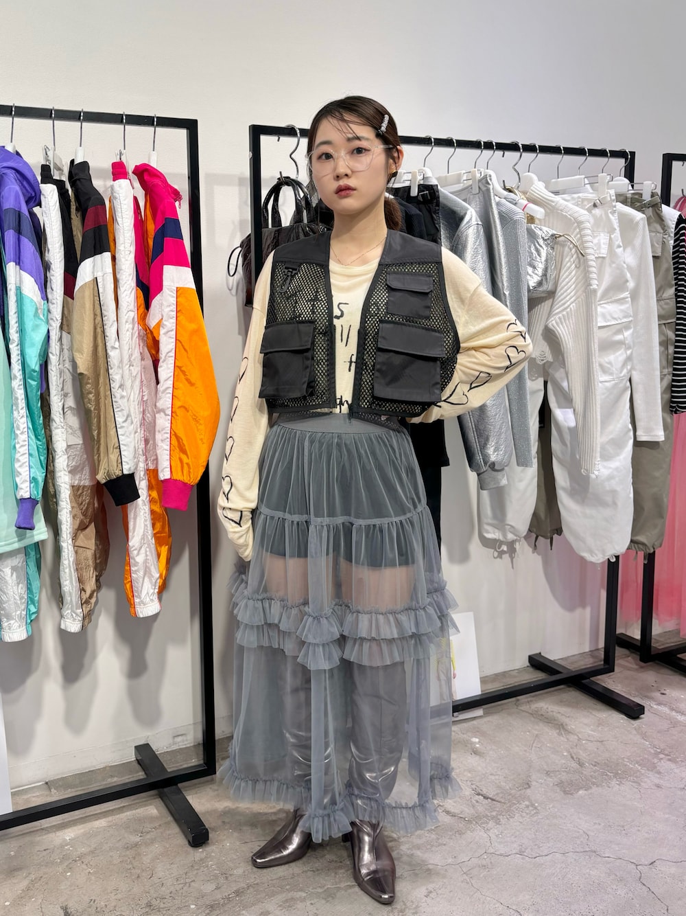 「春、シンプルスタイル、おでかけコーデ、休日コーデ、大人可愛い、カジュアルコーデ、ベスト、ロンT、スポーツミックス、ロングブーツ、骨格ウェーブ、低身長コーデ、メガネ女子、レイヤードスタイル、チュール」｜「LA BELLE ETUDEのルーズロングブーツ（ブーツ、その他）」を使った、ayaneさん（骨格ウェーブ・レディース・153cm）の春コーディネートの1枚目の写真