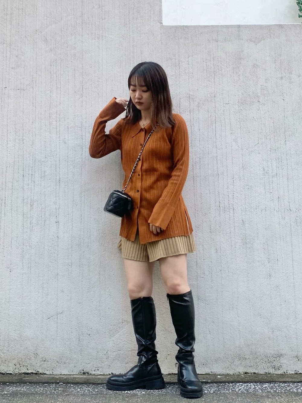 「秋ルック紹介するよ、秋コーデ、ニットパンツ、ロングブーツ、キルティングバッグ、バニティバッグ、休日スタイル、大人カジュアル、ニットセットアップ、ニットコーデ、カーディガン、キャメル、ポロニット」｜「GUのアイテム（カーディガン/ボレロ、ブラウン系）」を使った、ayaneさん（骨格ウェーブ・レディース・153cm）の秋コーディネートの1枚目の写真