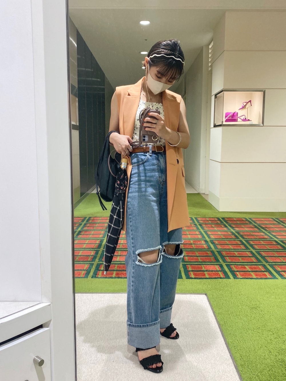 「きれいめカジュアル、夏コーデ、ジレ、GU、GRL、キャミソール、カチューシャ、ダメージデニム、ダメージジーンズ、デニム、デニムパンツ、骨格ウェーブ、低身長、大人カジュアル、オレンジ」｜「GUのアイテム（ベスト、オレンジ系）」を使った、ayaneさん（レディース・153cm）の夏コーディネートの1枚目の写真