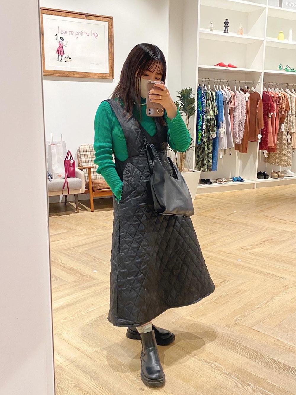 「シンプルスタイル、おでかけコーデ、低身長女子、キルティング、キルティングワンピース、キルティングスカート、サイドゴアブーツ、タートルネック、グリーン、きれいめカジュアル、大人コーデ、カジュアルコーデ、カラーコーデ、骨格ウェーブ」｜「GRLの厚底サイドゴアレザーブーツ（ブーツ、ブラック系）」を使った、ayaneさん（骨格ウェーブ・レディース・153cm）の冬コーディネートの1枚目の写真
