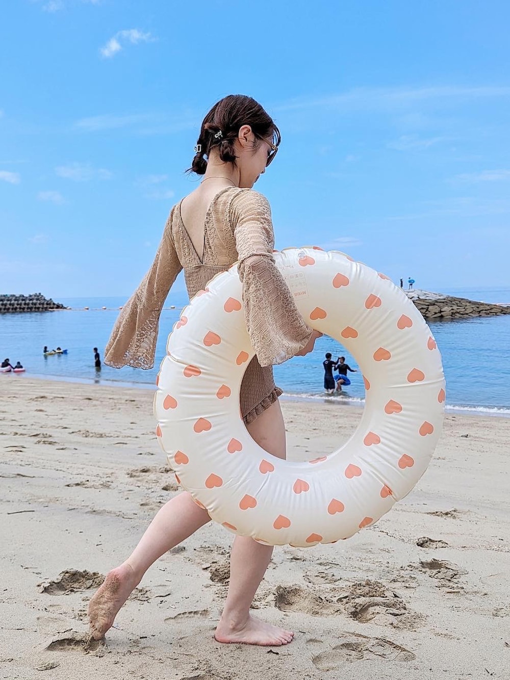 「アツいコーデ全部見せ、水着、海コーデ、ガーリー、大人ガーリー、オトナ女子、低身長女子、夏服、夏コーデ、カジュアルガーリー、キレイめ、骨格ウェーブ」｜「OSYAREVOのドッキングレース ベルスリーブ ワンピース 水着（水着、ベージュ系）」を使った、ayaneさん（骨格ウェーブ・レディース・153cm）の夏コーディネートの1枚目の写真