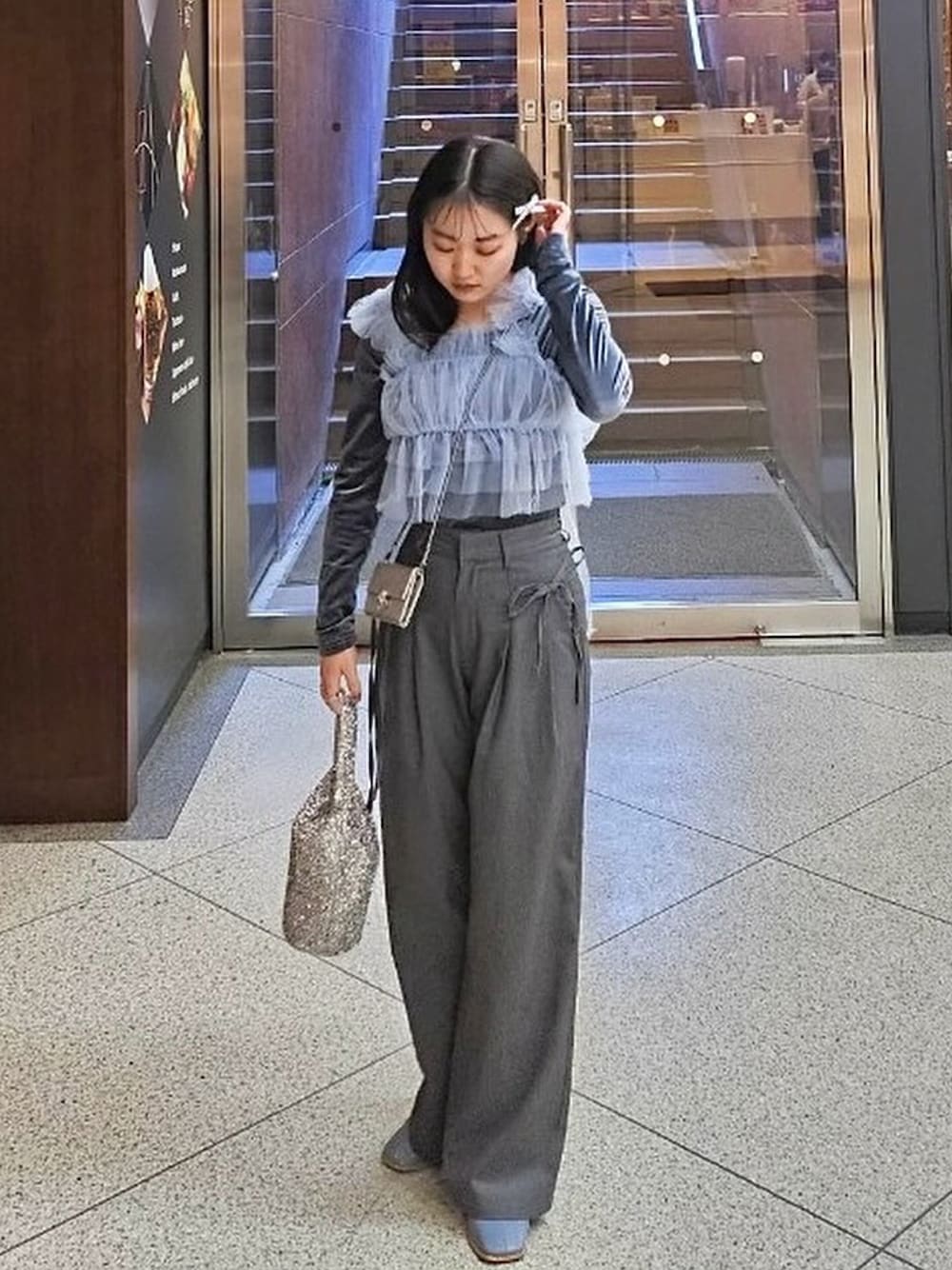 「春ファッション、着回しコーデ、オトナカジュアル、楽チンコーデ、パンツスタイル、低身長コーデ、骨格ウェーブ、グレーコーデ、リボン、チュール、ビスチェ、レイヤードコーデ、シルバー、きれいめコーディネート、春カラー」｜「GRLのアイテム（パンツ、グレー系）」を使った、ayaneさん（骨格ウェーブ・レディース・153cm）の春コーディネートの1枚目の写真