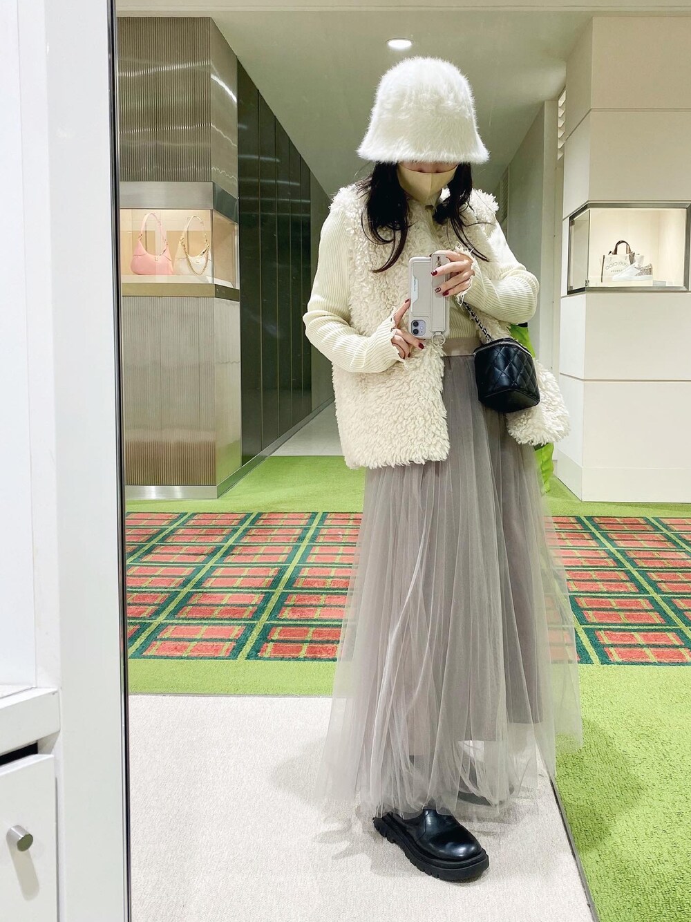 「大人カジュアル、休日スタイル、お出かけコーデ、チュールスカート、ファーベスト、ワントーンコーデ、サイドゴアブーツ、タートルネック、ダメージニット、バケハ、ミニバッグ、キルティング、キルティングバッグ、きれいめカジュアル、私の推しブランド」｜「GRLの厚底サイドゴアレザーブーツ（ブーツ、ブラック系）」を使った、ayaneさん（骨格ウェーブ・レディース・153cm）の冬コーディネートの1枚目の写真